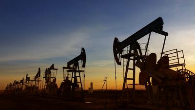 Arbeits ?lpumpen Silhouette gegen Sonnenuntergang-stock-foto