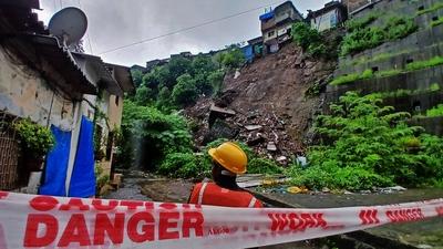 Landslide Hits Mumbai?s Bhandup Area After Heavy Rains; Several Homes Damaged-stock-foto