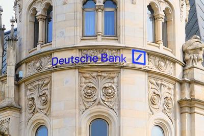 Deutsche Bank Emblem Filiale Verwaltung Hannover Georgplatz - gesehen am 05.04.2024 *** Deutsche Bank emblem branch admi-stock-foto