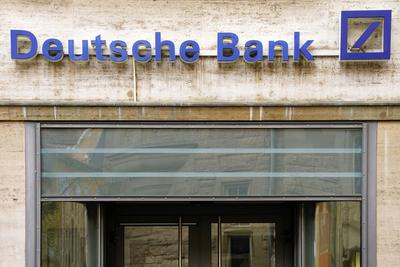 Investmentbanking, Deutsche Bank, Firmenlogo an einem Geb?ude, Kundenwerbung *** Investment banking, German Bank, Compan-stock-foto