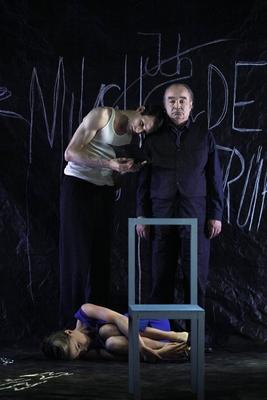 drama berlin de 26 06 2014 Berliner Ensemble SCHWARZE MILCH DER FRUEHE DER DICHTER PAUL CELAN von-stock-foto
