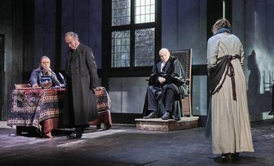 8/ Theater: Der Zerbrochne Krug, Michael Rotschopf (Schreiber Licht), Klaus Maria Brandauer (Dorfrichter Adam), Martin S-stock-foto