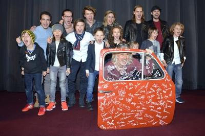 Joachim Masannek mit dem alten und dem neuen Wilde Kerle -Cast bei der Premiere des Kinofilms Die wilden Kerle 6 - Die-stock-foto