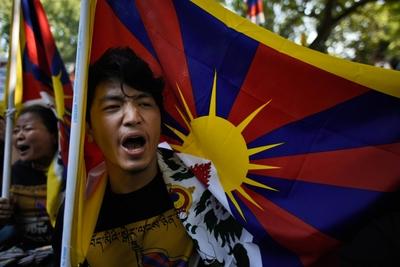 NEW DELHI INDIA MARCH 10 Exiled Tibetans shout slogans as they participate in a protest to mark-stock-foto