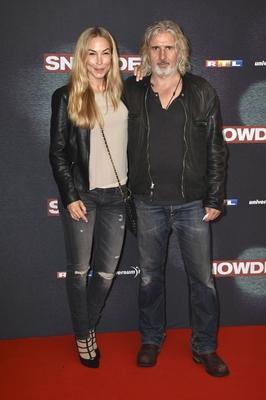 Michelle Monballijn und Joachim Masannek bei der Europapremiere des Kinofilms Snowden im Math?ser Filmpalast. M?nchen,-stock-foto