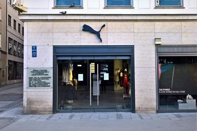 Puma SE, Sportartikel und Fashion-Store in Muenchen *** Puma SE, sporting goods and fashion store in Munich-stock-foto