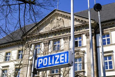 26.04.2021, Essen, Ruhrgebiet, Nordrhein-Westfalen, Deutschland - das unter Denkmalschutz stehende Polizeipraesidium in-stock-foto
