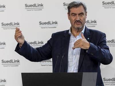 Ministerpr?sident Dr. Markus S?der gemeinsam mit Katherina Reiche, Bundesministerin f?r Wirtschaft und Energie, sowie Dorothee B?r, Bundesministerin f?r Forschung, Technologie und Raumfahrt, am Festakt anl?sslich des Baustarts der SuedLink-Stromleitung-stock-foto