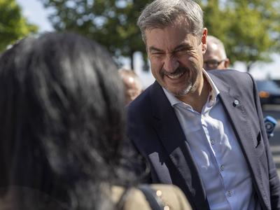 Ministerpr?sident Dr. Markus S?der gemeinsam mit Katherina Reiche, Bundesministerin f?r Wirtschaft und Energie, sowie Dorothee B?r, Bundesministerin f?r Forschung, Technologie und Raumfahrt, am Festakt anl?sslich des Baustarts der SuedLink-Stromleitung-stock-foto