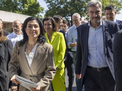 Ministerpr?sident Dr. Markus S?der gemeinsam mit Katherina Reiche, Bundesministerin f?r Wirtschaft und Energie, sowie Dorothee B?r, Bundesministerin f?r Forschung, Technologie und Raumfahrt, am Festakt anl?sslich des Baustarts der SuedLink-Stromleitung-stock-foto
