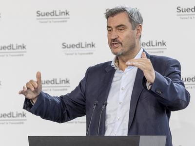 Ministerpr?sident Dr. Markus S?der gemeinsam mit Katherina Reiche, Bundesministerin f?r Wirtschaft und Energie, sowie Dorothee B?r, Bundesministerin f?r Forschung, Technologie und Raumfahrt, am Festakt anl?sslich des Baustarts der SuedLink-Stromleitung-stock-foto