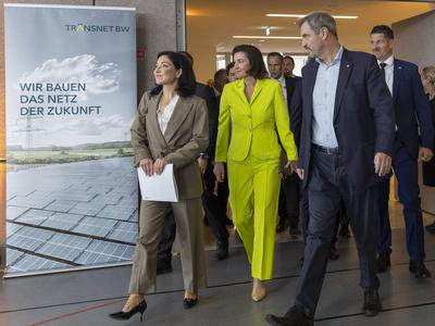Ministerpr?sident Dr. Markus S?der gemeinsam mit Katherina Reiche, Bundesministerin f?r Wirtschaft und Energie, sowie Dorothee B?r, Bundesministerin f?r Forschung, Technologie und Raumfahrt, am Festakt anl?sslich des Baustarts der SuedLink-Stromleitung-stock-foto