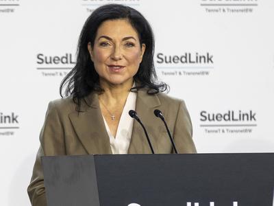 Ministerpr?sident Dr. Markus S?der gemeinsam mit Katherina Reiche, Bundesministerin f?r Wirtschaft und Energie, sowie Dorothee B?r, Bundesministerin f?r Forschung, Technologie und Raumfahrt, am Festakt anl?sslich des Baustarts der SuedLink-Stromleitung-stock-foto