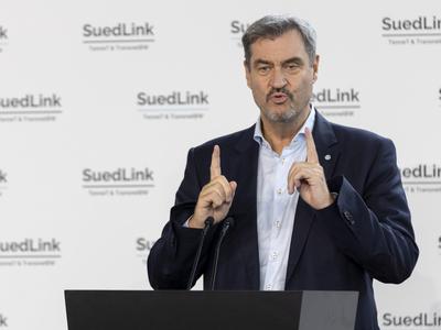 Ministerpr?sident Dr. Markus S?der gemeinsam mit Katherina Reiche, Bundesministerin f?r Wirtschaft und Energie, sowie Dorothee B?r, Bundesministerin f?r Forschung, Technologie und Raumfahrt, am Festakt anl?sslich des Baustarts der SuedLink-Stromleitung-stock-foto