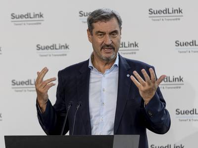 Ministerpr?sident Dr. Markus S?der gemeinsam mit Katherina Reiche, Bundesministerin f?r Wirtschaft und Energie, sowie Dorothee B?r, Bundesministerin f?r Forschung, Technologie und Raumfahrt, am Festakt anl?sslich des Baustarts der SuedLink-Stromleitung-stock-foto