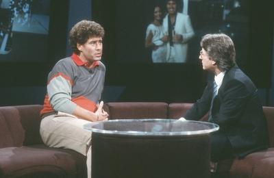 Bildnummer: 56677756  Datum: 06.01.1984  Copyright: imago/teutopressJack White (li.) mit Frank Elstner 01/84 ru Jack White (li.) mit Frank Elstner im Januar 1984 in Menschen 83 Deutschland deutsch Deutscher Mann Musik Komposition Produktion Produzent Musikmanagement Management Musikproduzent german Musik producer dunkelhaarig leger Pullover Horst Nu?baum Nussbaum quer halb sitzend sprechend neutral People x0x xsk 1984 quer  56677756 Date 06 01 1984 Copyright Imago teutopress Jack White left with Frank Elstner 01 84 RU Jack White left with Frank Elstner in January 1984 in People 83 Germany German German Man Music Composition Production Producer Music Management Management Music producer German Music Producer dark haired casual Sweater Horst Nussbaum Nussbaum horizontal half seated Spoken neutral Celebrities x0x xSK 1984 horizontal-stock-foto