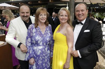 Johann Lafer mit Ehefrau Silvia Lafer, Wolfram Kons mit Ehefrau Alexa Kons-stock-foto