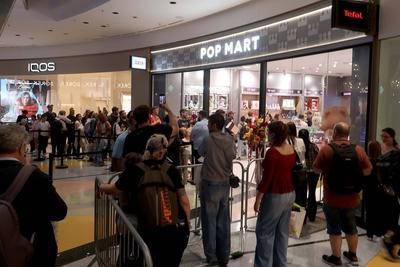 25.07.2025, LABUBU, Verkauf der Stoffpuppen im ersten station?ren Laden in Berlin, im Alexa Shoppingcenter, mehrere Stun-stock-foto