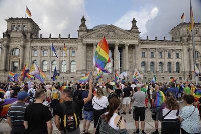 Deutschland, Berlin, Demonstration vor dem Bundestag, Regenbogenflagge vor dem Bundestag *** Germany, Berlin, Demonstrat-stock-foto