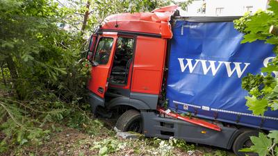 Schwerer LKW Unfall am Freitagvormittag auf der B 95 in der Ortslage Ehrenfriedersdorf. Der Fahrer eines Sattelzuges bev-stock-foto