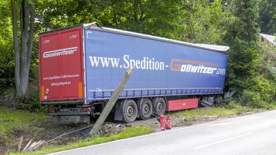 Schwerer LKW Unfall am Freitagvormittag auf der B 95 in der Ortslage Ehrenfriedersdorf. Der Fahrer eines Sattelzuges bev-stock-foto