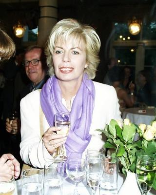 Bildnummer: 50047074  Datum: 16.07.2000  Copyright: imago/LindenthalerChristiane Kr?ger trinkt ein Gl?schen Sekt w?hrend der Feierlichkeiten anl?sslich des Bayrischen Filmpreises, Personen , optimistisch; 2000, Schauspielerin, Darstellerin, Filmschauspielerin, Filmdarstellerin,; , hoch, Kbdig, Einzelbild, close, Deutschland, M?nchen, People, Bayern-stock-foto
