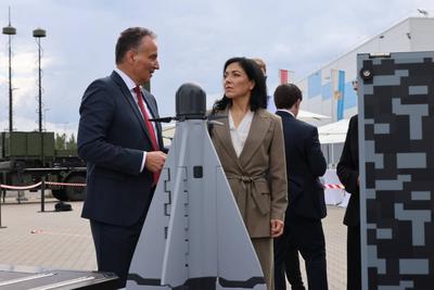 Reiche Betriebsbesuch Diehl Defence-stock-foto