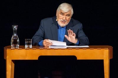 Erfurt 14 02 2015 Alte Oper Erfurt Mario Adorf mit seinem Leseprogramm Schauen Sie mal b?se-stock-photo