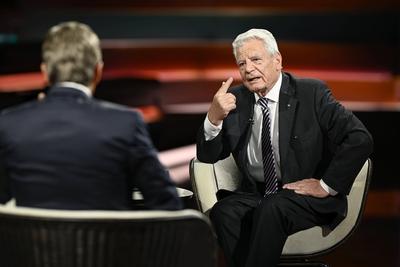 Markus Lanz (li.) mit Joachim Gauck 07/25 her Markus Lanz (li.) und Joachim Gauck am 24. Juli 2025 in Markus Lanz , ZDF-stock-foto