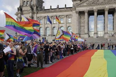 Deutschland, Berlin, Demonstration vor dem Bundestag, Regenbogenflagge vor dem Bundestag *** Germany, Berlin, Demonstrat-stock-foto