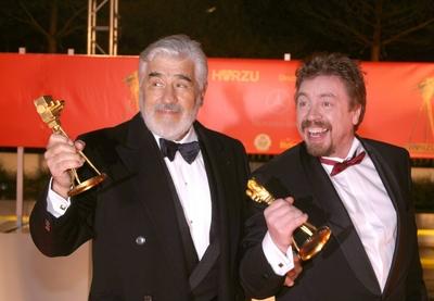 Bildnummer: 50675267  Datum: 09.02.2005  Copyright: imago/Sven SimonSchauspieler Mario Adorf (li.) mit seiner 1993 und Schauspieler Armin Rohde (beide GER) mit seiner im Jahr 2000 verliehenen Auszeichnung anl?sslich der Verleihung der 40. Goldenen Kamera in Berlin, Personen , Objekte , optimistisch; 2005, Berlin, TV, Goldene Kamera, Pressetermin, Auszeichnungen, Ehrung, Ehrungen, Troph?e, Troph?en, Preistr?ger; , quer, Kbdig, Gruppenbild, close, Film, Kunst, Deutschland, Randbild, People-stock-photo