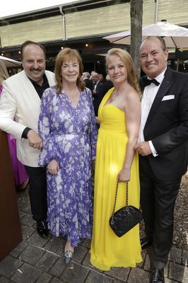 Johann Lafer mit Ehefrau Silvia Lafer, Wolfram Kons mit Ehefrau Alexa Kons-stock-foto