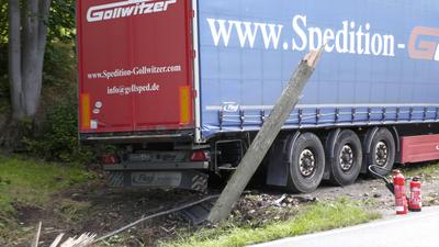 Schwerer LKW Unfall am Freitagvormittag auf der B 95 in der Ortslage Ehrenfriedersdorf. Der Fahrer eines Sattelzuges bev-stock-foto