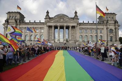 Deutschland, Berlin, Demonstration vor dem Bundestag, Regenbogenflagge vor dem Bundestag *** Germany, Berlin, Demonstrat-stock-foto