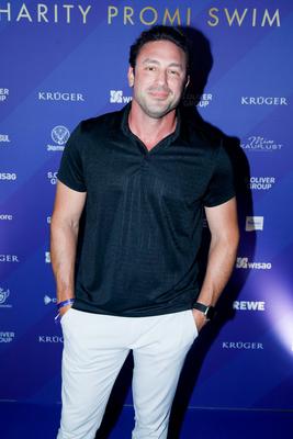 Charity Promi Swim Event 2024 zugunsten von Kindeswohl-stock-foto