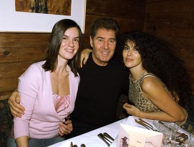 Bildnummer: 51079781  Datum: 14.01.2006  Copyright: imago/Wei?fu?Eiskunstl?uferin Katharina Witt (li.) neben Musikproduzent Jack White und Ehefrau Janine (alle GER) anl?sslich einer Geburtstagsfeier in Reith, Personen , Harmonie; 2006, Reith, Pressetermin, Feier, Feiern, Parties, Paar, Ehepaar, Frau, Ehefrau, Eiskunstlauf, Kati, Eiskunstl?ufer, Produzent, Komponist, Komponisten,; , quer, Kbdig, Gruppenbild, close, Musik, Kunst, ?sterreich, Randbild, People-stock-foto