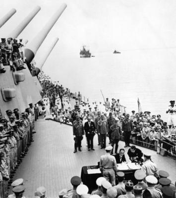 Bildnummer: 55884286  Datum: 02.09.1945  Copyright: imago/United ArchivesOn a forward deck of the battleship USS Missouri , Foreign Minister Shigemitsu on behalf of Emperor Hirohito affixes his signature to the historic document by which Japan formally surrendered to the Allied Nations . Behind him stand other members of the Japanese delegation . At the right ( back to camera ) is General Douglas MacArthur , who commanded all Pacific forces , and at the left are members of the Allied delegations . The scene which marked the dawn of peace , took place on September 1st in Tokyo Bay . By the terms of the surrender the Emperor , as spiritual leader of Japan , must remain untouched . !AUFNAHMEDATUM GESCH?TZT! Mono Print kbdig 2011 quadrat Asia WW2 WWII World War Two Ship Ceremony uniform  o0 Zweiter Weltkrieg, Krieg, 2., Pazifikkrieg, Pazifik, Kapitulation, unterzeichnung, People 55884286 Date 02 09 1945 Copyright Imago United Archives ON a FORWARD Deck of The Battleship USS Missouri Foreign Ministers Shigemitsu ON behalf of Emperor Hirohito affixes His Signature to The Historic  by Which Japan formally surrendered to The ALLIED Nations behind HIM stand Other Members of The Japanese Delegation AT The Right Back to Camera IS General Douglas MacArthur Who commanded All Pacific Forces and AT The left are Members of The ALLIED delegations The Scene Which marked The Dawn of Peace took Place ON September 1st in Tokyo Bay by The terms of The Surrender The Emperor As Spiritual Leader of Japan must Remain untouched date estimated Mono Print Kbdig 2011 Square Asia WW2 WWII World was Two Ship Ceremony Uniform o0 Second World War II War 2 Pacific War Pacific Capitulation Signature Celebrities-stock-foto