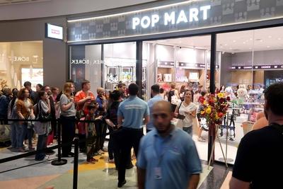 25.07.2025, LABUBU, Verkauf der Stoffpuppen im ersten station?ren Laden in Berlin, im Alexa Shoppingcenter, mehrere Stun-stock-foto
