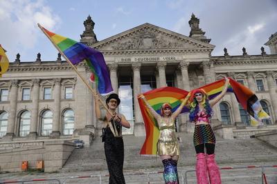 Deutschland, Berlin, Demonstration vor dem Bundestag, Regenbogenflagge vor dem Bundestag *** Germany, Berlin, Demonstrat-stock-foto