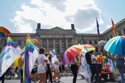 Berlin, Deutschland 23. Juli 2022: Heute fand in Berlin der Berliner Christopher Street Day, CSD 2022 statt. Menschen m-stock-foto