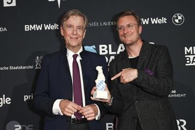 Der Regisseur Carl Gierstorfer r mit Preis und der Laudator Klaus Kleber Preistraeger mit Panther auf dem roten Teppich bei der Verleihung des Blauer Panther - TV und Streaming Award 2022 in der der BMW Welt am Mittwoch 19.Oktober 2022 in Muenchen Bayern Deutschland *** the Director Carl Gierstorfer r with Price and the Laudator Klaus Kleber Preistraeger with Panther at the Red Carpet at the award Ceremony of Blue Panther TV and Streaming Award 2022 in the the BMW World on Wednesday 19 October 2022 in Munich Bavaria Germany-stock-foto
