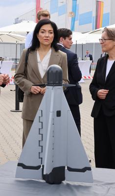 Reiche Betriebsbesuch Diehl Defence-stock-foto