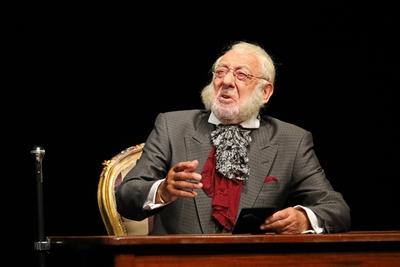 Dieter Hallervorden in Adel verpflichtet von Dogberry & Probstein nach dem Roman The Autobiography of a Criminal von Ro-stock-foto