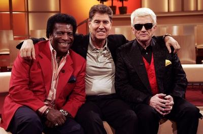 V.l.n.r. S?nger Roberto Blanco, Musikproduzent Jack White und S?nger Heino (alle GER) anl?sslich der NDR Fernsehsendung-stock-foto