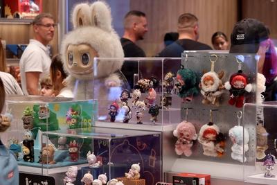 25.07.2025, LABUBU, Verkauf der Stoffpuppen im ersten station?ren Laden in Berlin, im Alexa Shoppingcenter, mehrere Stun-stock-foto