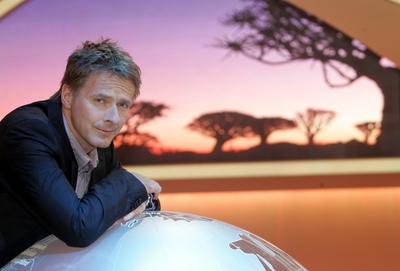 Der Fernsehmoderator Joerg Pilawa posiert am Dienstag 8 Juli 2008 in der Kulisse zu seinem neuen-stock-foto