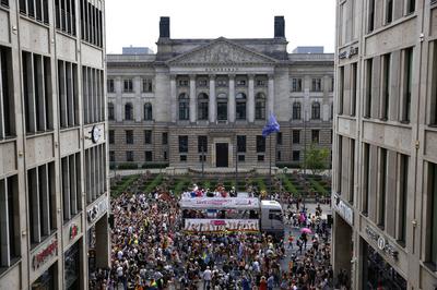 43. Christopher Street Day Parade 2021 unter dem Motto Save our Community - Save your Pride von der Leipziger Stra?e Ri-stock-foto