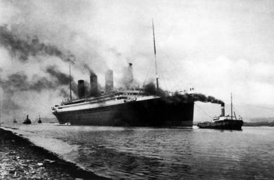 The Titanic leaving Belfast April 1912 Mono Print !AUFNAHMEDATUM GESCH?TZT! UnitedArchives1268016-stock-foto
