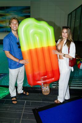 Charity Promi Swim Event 2024 zugunsten von Kindeswohl-stock-foto