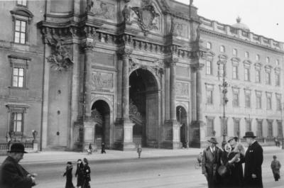 Bildnummer: 57028419  Datum: 01.01.1934  Copyright: imago/teutopressFeature / Symbol: Berliner Stadtschloss 05/09 teu Das Stadtschloss in Berlin in den 1930er Jahren Deutschland deutsch historisch historisches Geb?ude Architektur Schloss Passanten Leute Menschen Front Portal Eingang Stra?e nah germany historical picture city castle sw quer drau?en 3 xns x0x 1934 quer 57028419 Date 01 01 1934 Copyright Imago  Feature symbol Berlin City Castle 05 09 TEU the City Castle in Berlin in the 1930 Years Germany German historical historic Building Architecture Castle Passers-by People People Front Portal Entrance Road nah Germany Historical Picture City Castle black and white horizontal outside 3 xns x0x 1934 horizontal-stock-photo